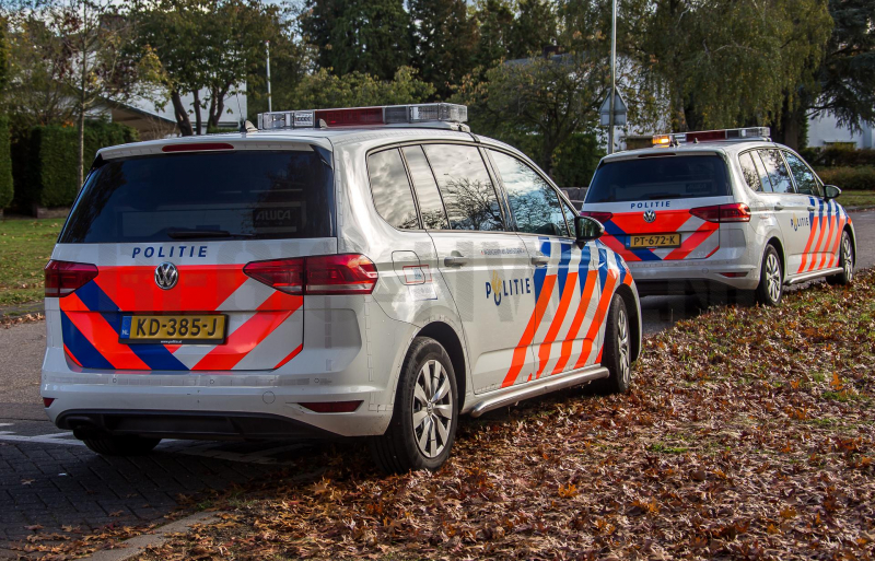 Auto rijdt tegen woning aan (Hillegom)