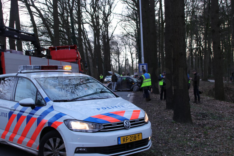 Auto botst frontaal op boom (Barneveld)