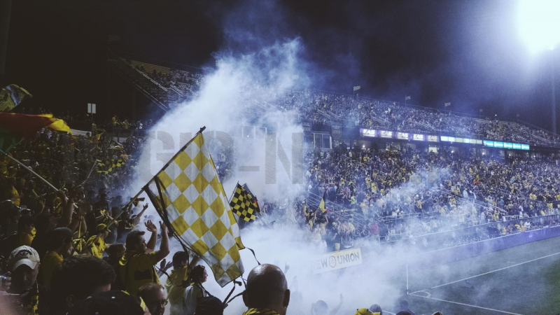 Helmond Sport-supporters aangehouden voor stenen gooien in vak FC Dordrecht