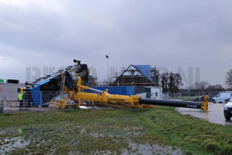 VIDEO: Bouwkraan in nieuwbouwwijk omgevallen (Voorthuizen)