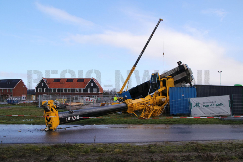 VIDEO: Bouwkraan in nieuwbouwwijk omgevallen (Voorthuizen)