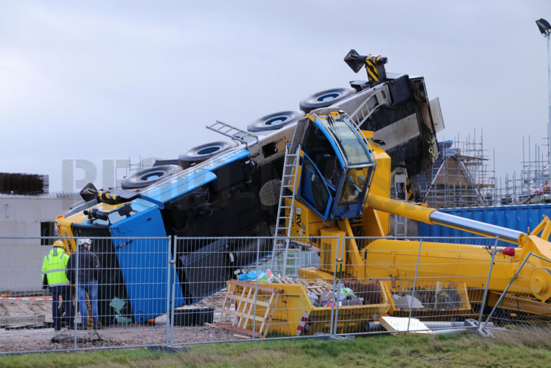 VIDEO: Bouwkraan in nieuwbouwwijk omgevallen (Voorthuizen)
