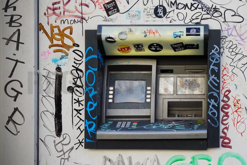 Geldloper vast achter geldautomaat (Soest)