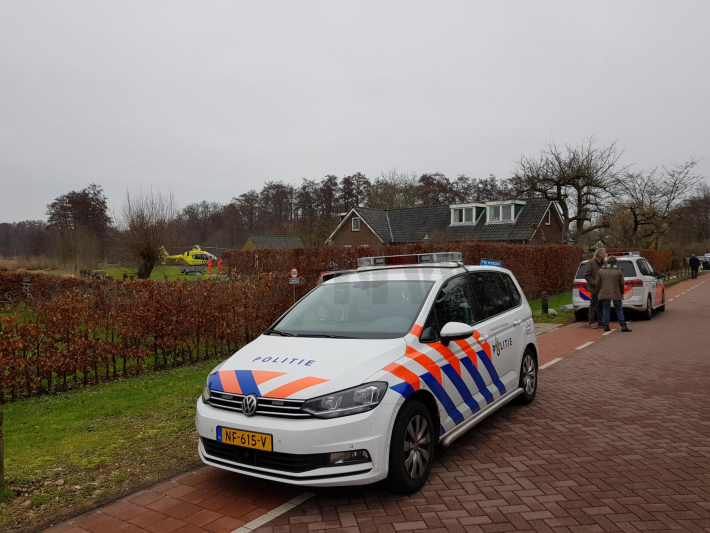 Traumahelikopter landt in achtertuin van woning (Tienhoven)