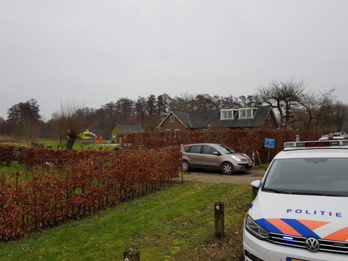 Traumahelikopter landt in achtertuin van woning (Tienhoven)