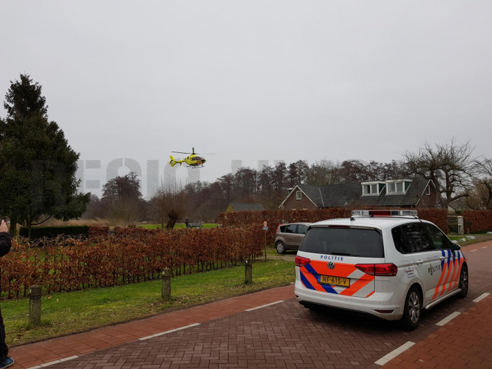 Traumahelikopter landt in achtertuin van woning (Tienhoven)