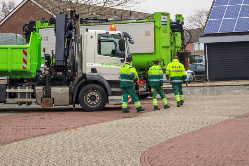 Kraan vrachtwagen breekt af na tillen glasbak (Bunschoten-Spakenburg)