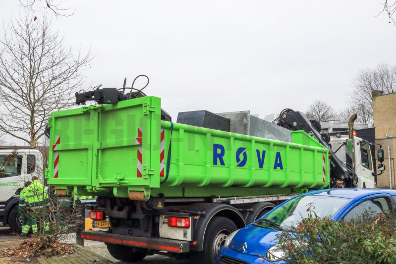 Kraan vrachtwagen breekt af na tillen glasbak (Bunschoten-Spakenburg)