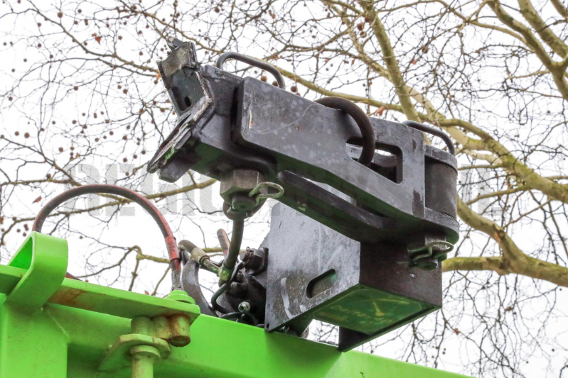 Kraan vrachtwagen breekt af na tillen glasbak (Bunschoten-Spakenburg)