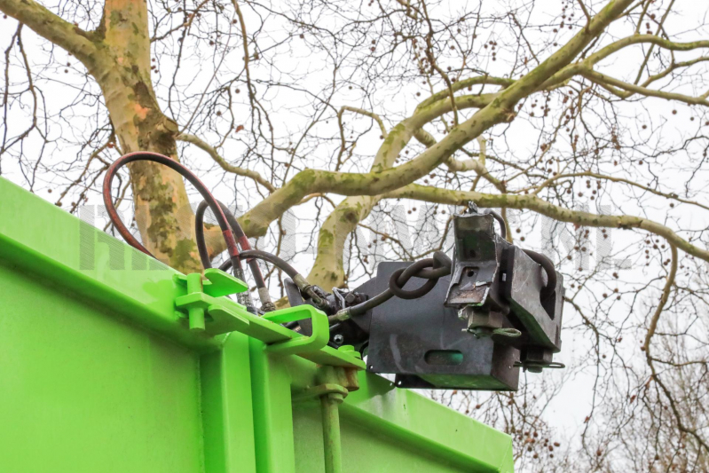 Kraan vrachtwagen breekt af na tillen glasbak (Bunschoten-Spakenburg)