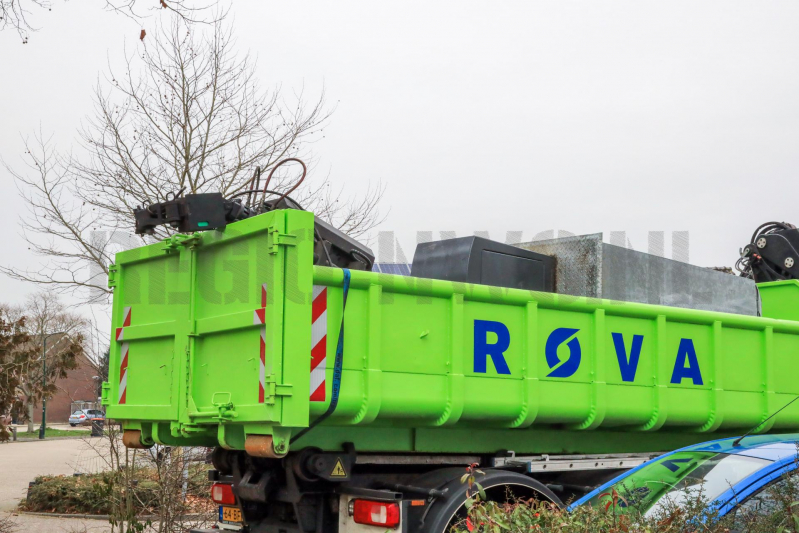 Kraan vrachtwagen breekt af na tillen glasbak (Bunschoten-Spakenburg)