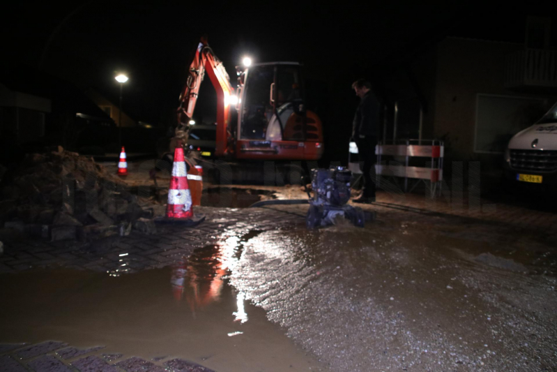 Zesenzestig huishoudens zonder water door gesprongen waterleiding (Barneveld)