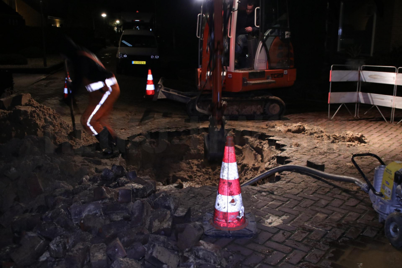 Zesenzestig huishoudens zonder water door gesprongen waterleiding (Barneveld)