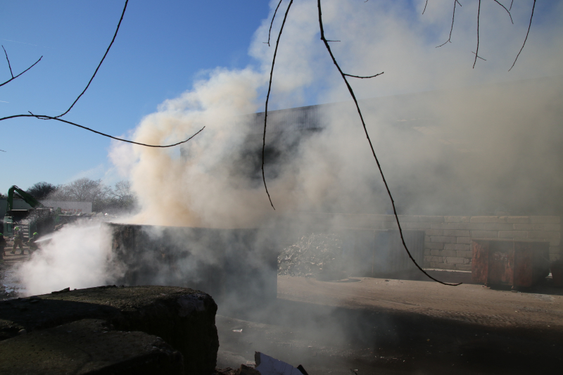 Veel rook bij brand afvalverwerker Remondis