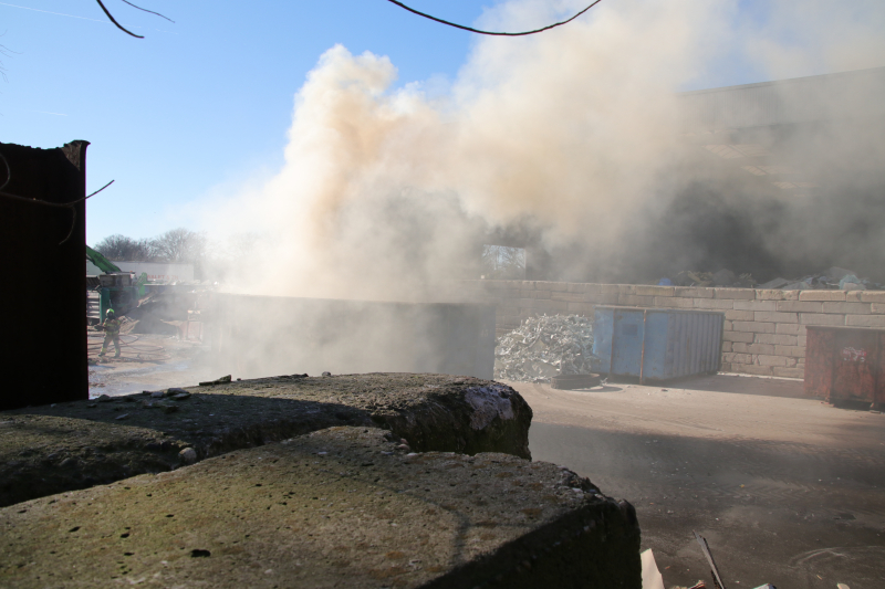Veel rook bij brand afvalverwerker Remondis