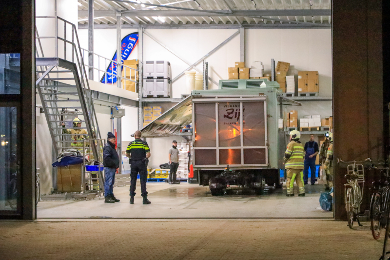 Marktviskar in loods vol rook