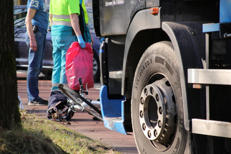 Fietsster overleden bij aanrijding met vrachtwagen (Bennekom)