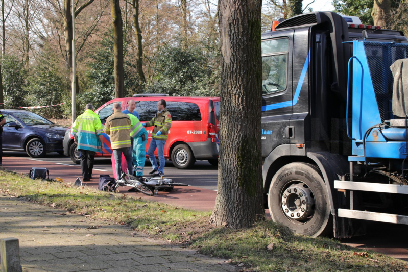Fietsster overleden bij aanrijding met vrachtwagen (Bennekom)