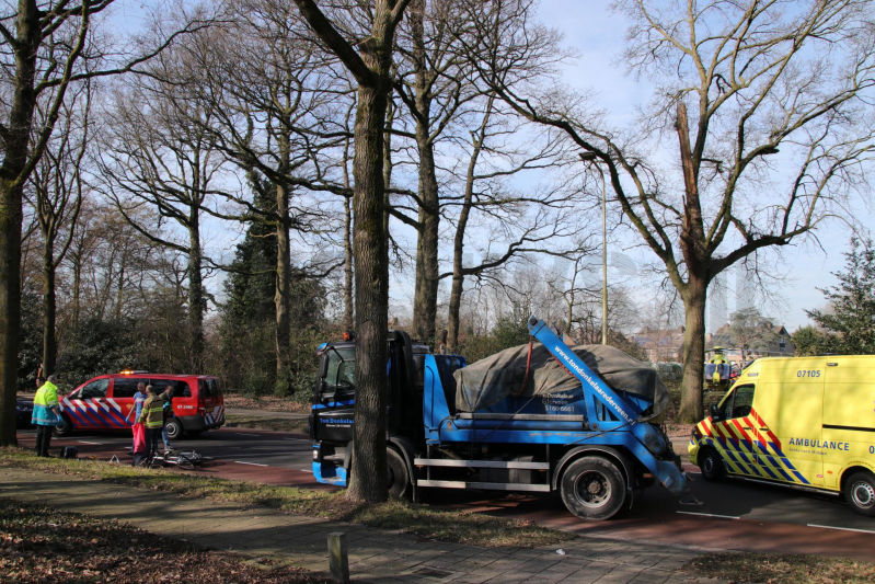 Fietsster overleden bij aanrijding met vrachtwagen (Bennekom)