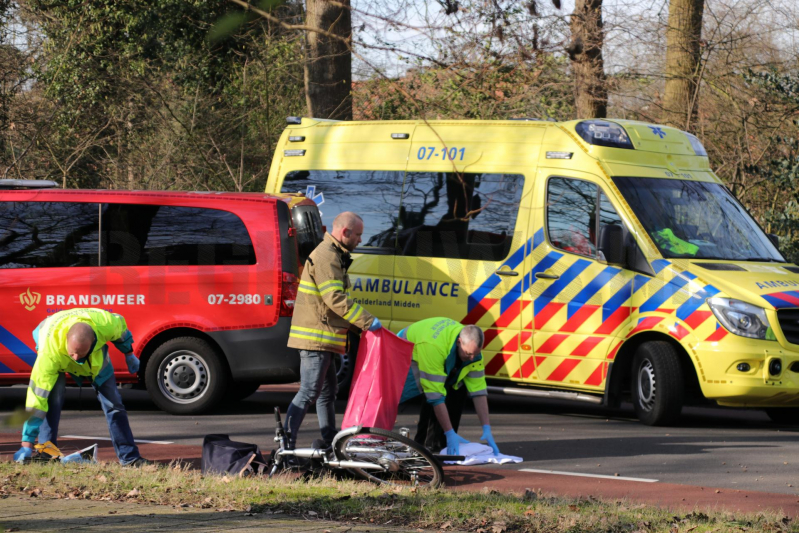 Fietsster overleden bij aanrijding met vrachtwagen (Bennekom)