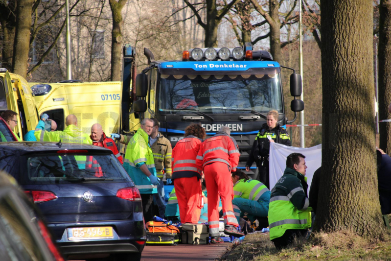 Fietsster overleden bij aanrijding met vrachtwagen (Bennekom)