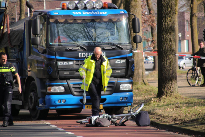 Fietsster overleden bij aanrijding met vrachtwagen (Bennekom)