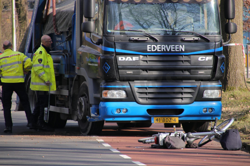 Fietsster overleden bij aanrijding met vrachtwagen (Bennekom)