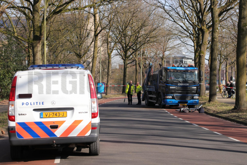 Fietsster overleden bij aanrijding met vrachtwagen (Bennekom)