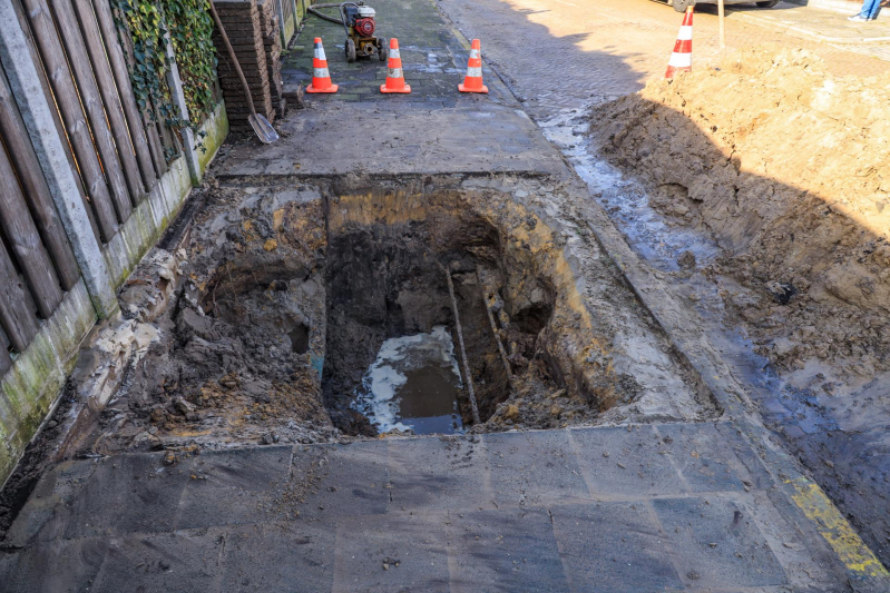 Gescheurde mof zet straat blank (Bunschoten-Spakenburg)