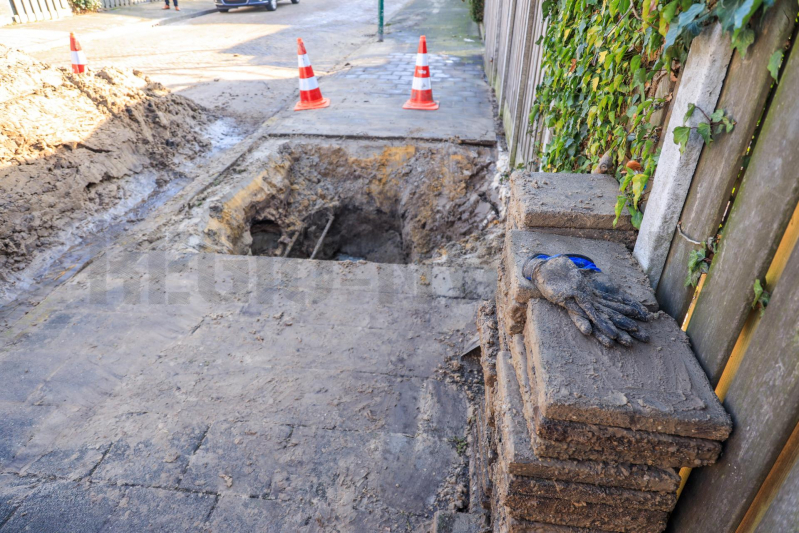 Gescheurde mof zet straat blank (Bunschoten-Spakenburg)