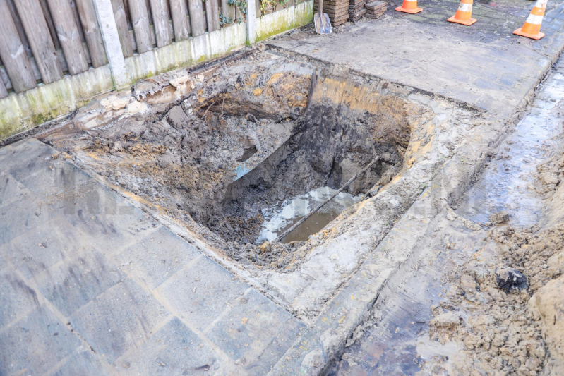 Gescheurde mof zet straat blank (Bunschoten-Spakenburg)
