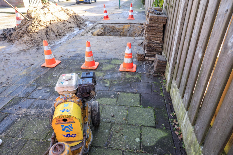 Gescheurde mof zet straat blank (Bunschoten-Spakenburg)