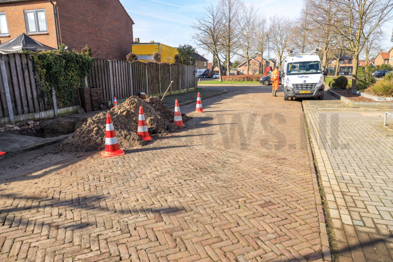 Gescheurde mof zet straat blank (Bunschoten-Spakenburg)