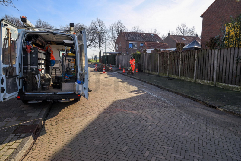 Gescheurde mof zet straat blank (Bunschoten-Spakenburg)