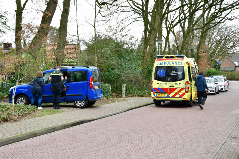 Vrouw rijdt eigen man aan (Laren)