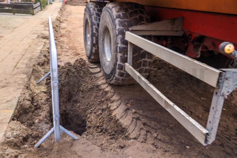 Waterlekkage in opengebroken straat (Amersfoort)