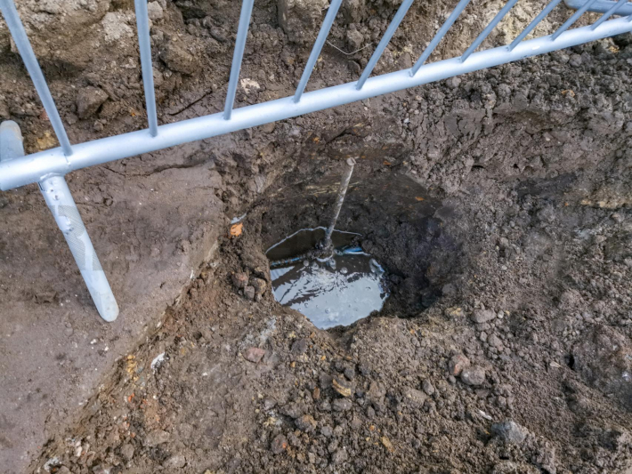 Waterlekkage in opengebroken straat (Amersfoort)