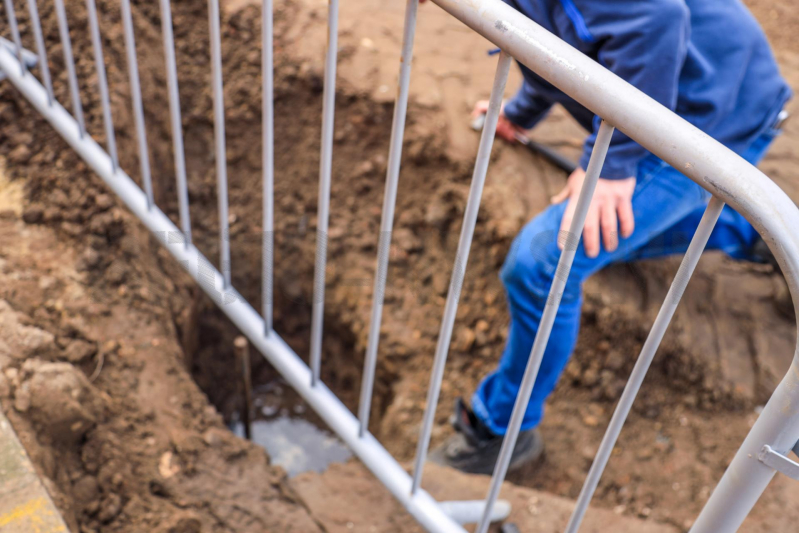 Waterlekkage in opengebroken straat (Amersfoort)
