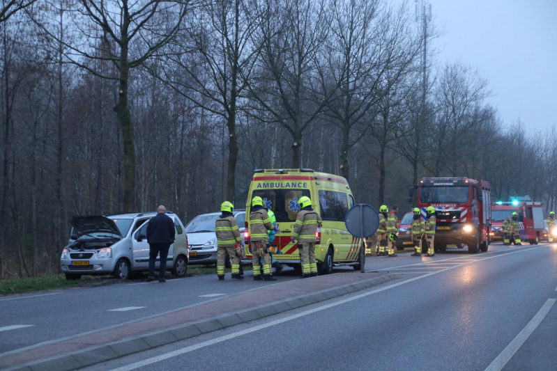 Twee auto's botsen op elkaar (Scherpenzeel)
