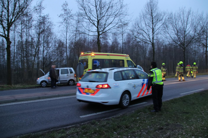 Twee auto's botsen op elkaar (Scherpenzeel)
