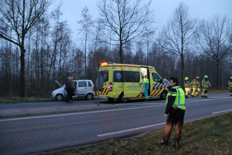 Twee auto's botsen op elkaar (Scherpenzeel)