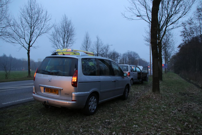 Twee auto's botsen op elkaar (Scherpenzeel)