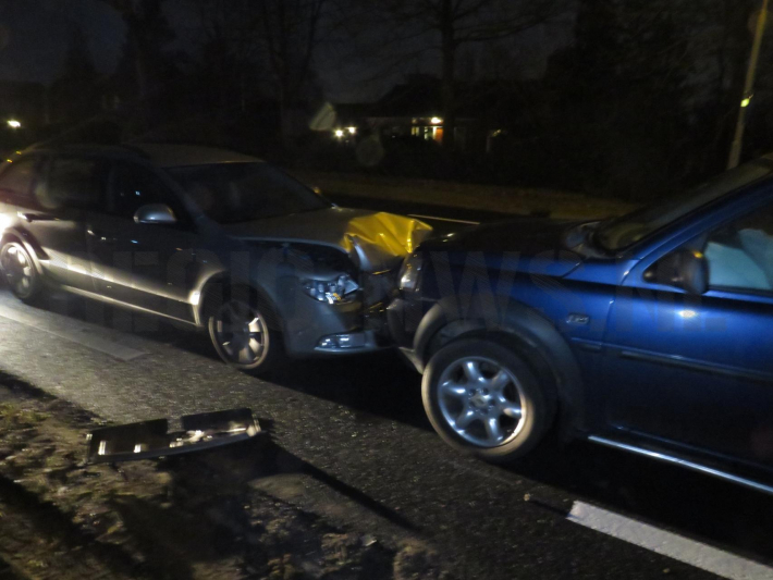 Drie personenauto's botsen (De Klomp)