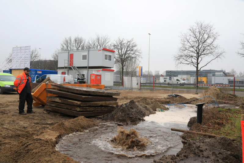 Waterleiding geraakt bij graafwerkzaamheden (Hoogland)