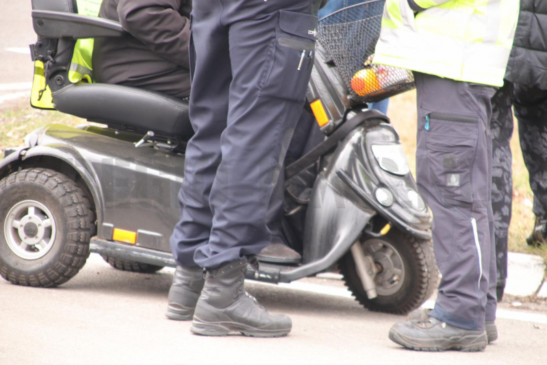 Scootmobiel en auto botsen (Woudenberg)