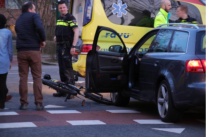 Fietser breekt been bij aanrijding met auto