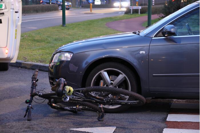 Fietser breekt been bij aanrijding met auto