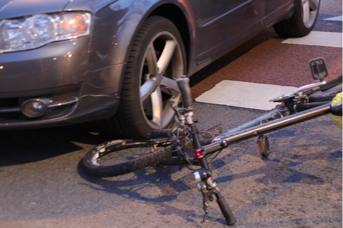 Fietser breekt been bij aanrijding met auto