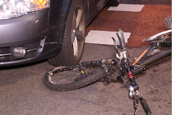 Fietser breekt been bij aanrijding met auto