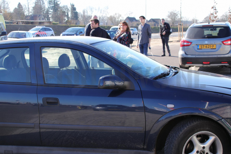 Gewonde bij kop-staart aanrijding tussen drie voertuigen (Voorst)